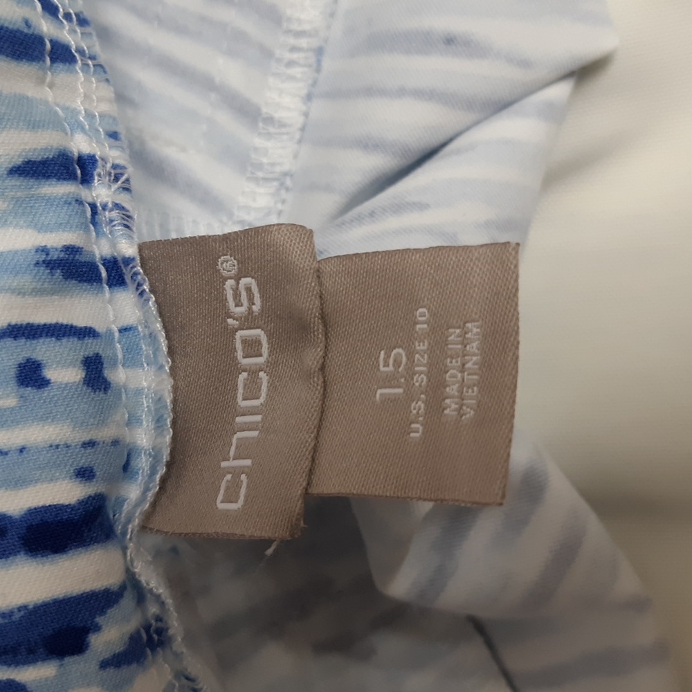 Chico's Blue and White Abstract Print Stretch Shorts - Picture 5 of 6